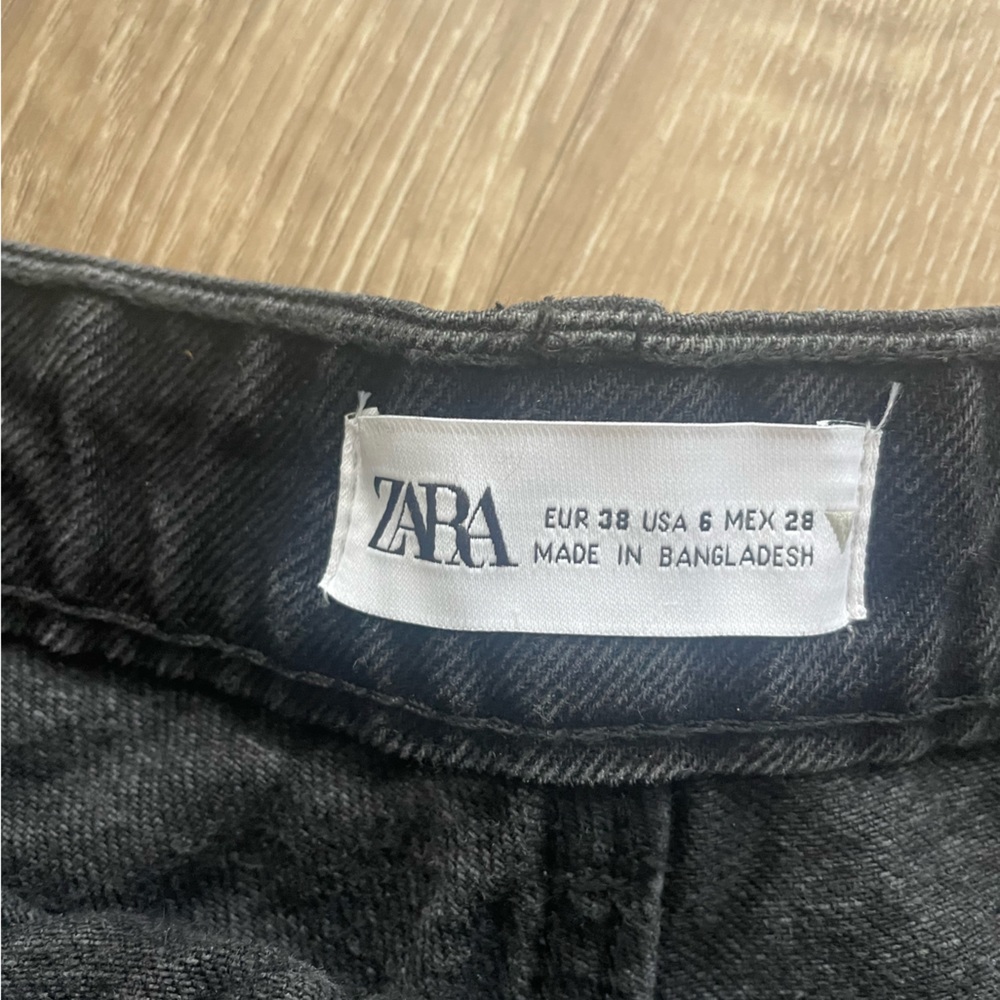 Zara NWT Mid Rise Black Denim Distressed Jean Shorts- Size 6 - Picture 4 of 5
